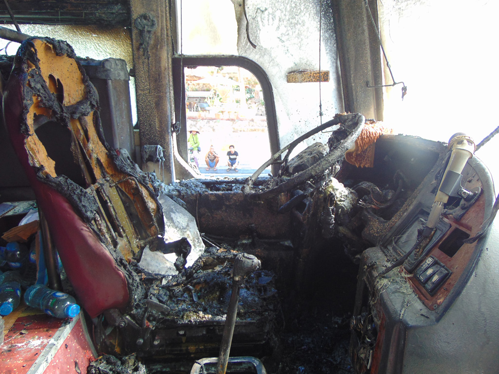 Nội thất xe khách bị cháy, hư hỏng - Ảnh: Nguyễn Long