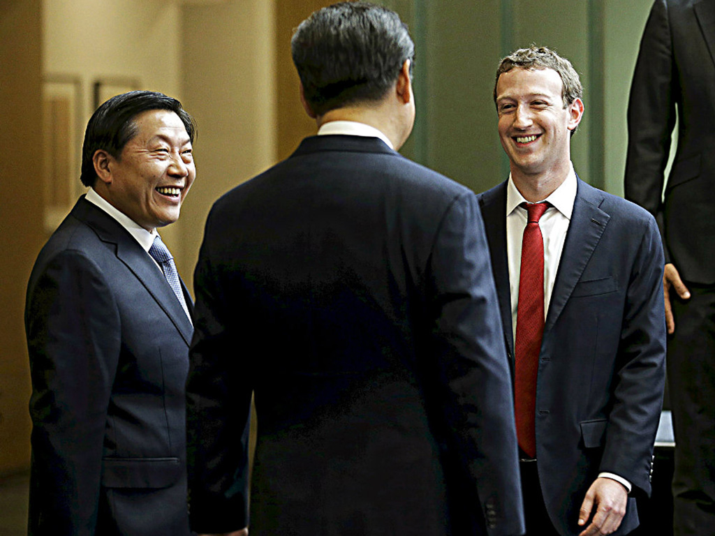 Ông chủ  Facebook, Mark Zuckerberg tươi cười với Chủ tịch Trung Quốc Tập Cận Bình được ông Lu Wei, "sát thủ của Facebook" hộ tống - Ảnh: Reuters