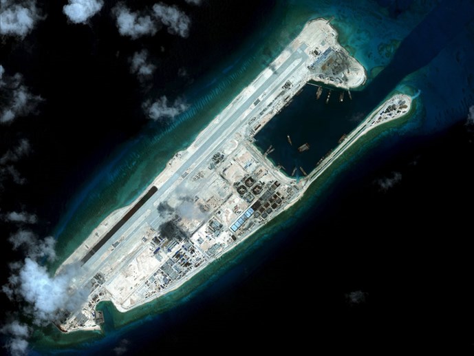 Hình ảnh chụp từ vệ tinh cho thấy hiện trạng của đường băng phi pháp trên Đá Chữ Thập - Ảnh: Reuters