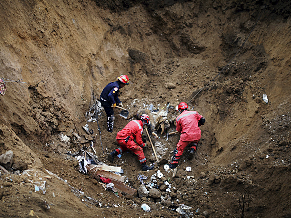 Khó cứu hàng trăm người bị chôn vùi dưới đất lở ở Guatemala - Ảnh: Reuters