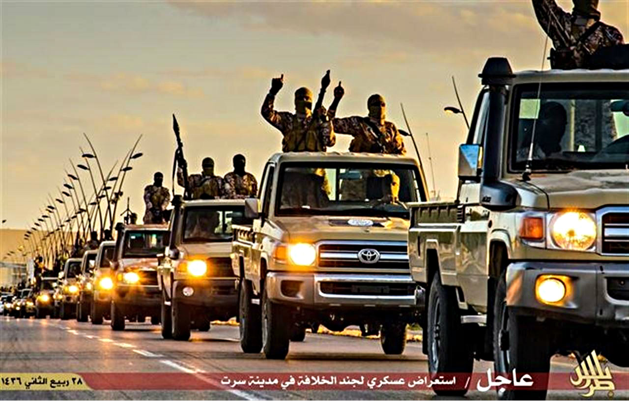 IS sử dụng những chiếc Toyota đời mới trong chiến dịch tuyên truyền của lực lượng khủng bố này - Ảnh: Twitter