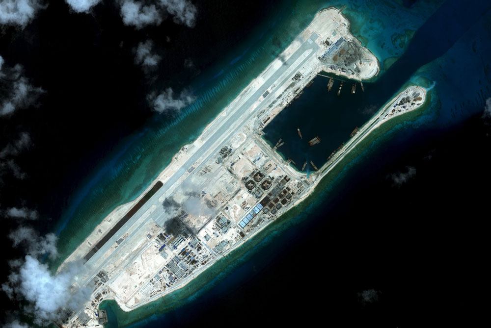 Trung Quốc xây đường băng trái phép trên Đá Chữ Thập ở Biển Đông - Ảnh: AFP/Airbus