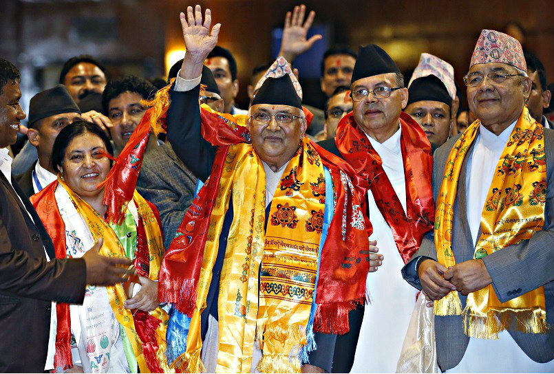 Chủ tịch đảng Cộng sản Nepal, ông KP Sharma Oli (giữa, hàng trước) là thủ tướng thứ 38 của Nepal - Ảnh: Reuters