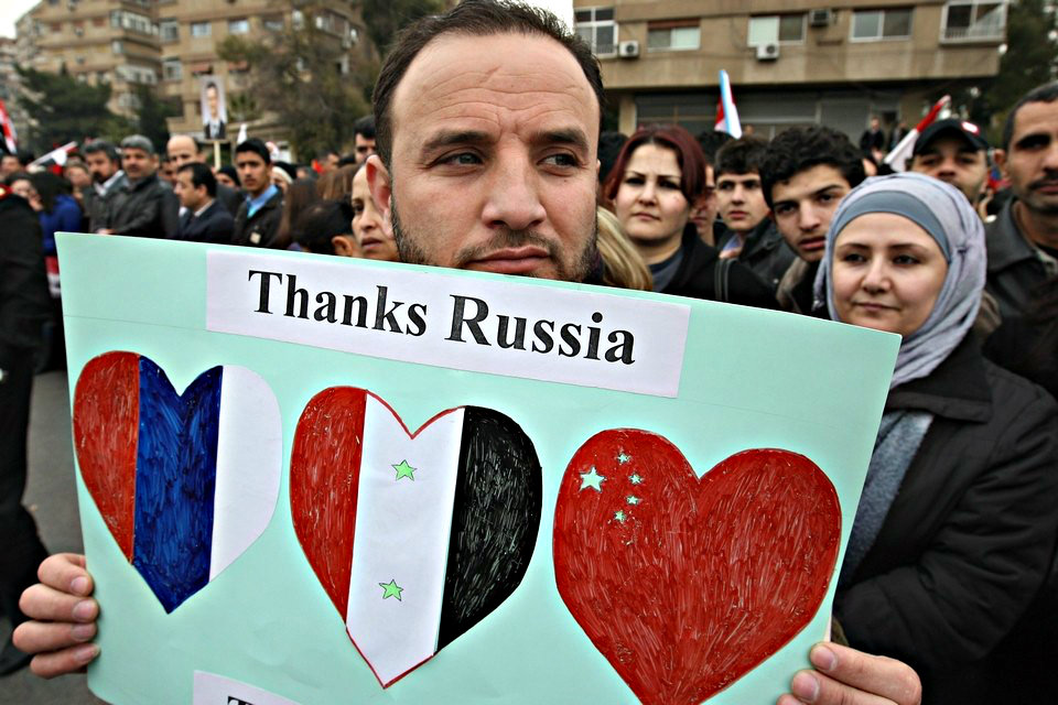 Những người ủng hộ chiến dịch không kích của Nga ở Syria - Ảnh minh họa: AFP