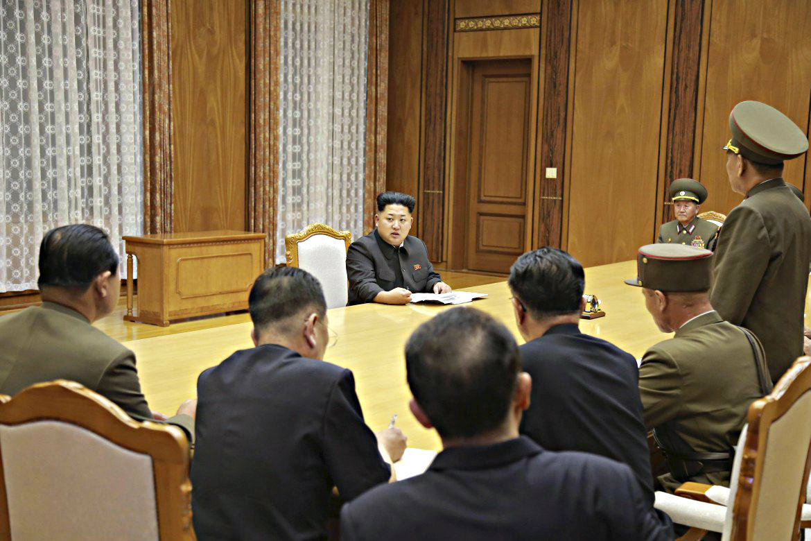 Ông Kim Jong-un đang chủ trì cuộc họp của Ủy ban quân sự Trung ương - Ảnh: Reuters