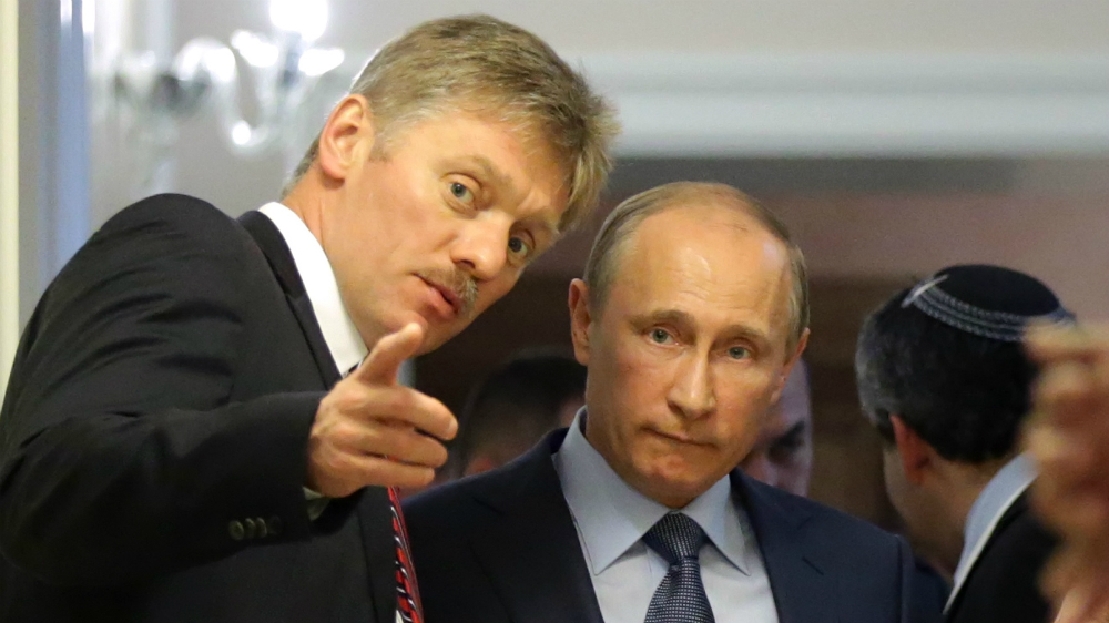 Tổng thống Nga Vladimir Putin (phải) và người phát ngôn Dmitry Peskov - Ảnh: AFP