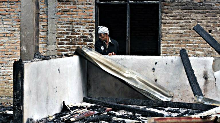 Cảnh đổ nát của một nhà thờ bị đốt hôm 14.10 ở Aceh - Ảnh: AFP