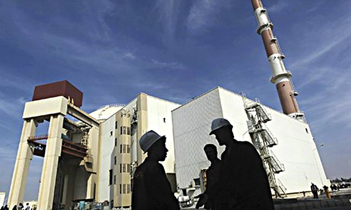 Công nhân Iran trước nhà máy điện hạt nhân - Ảnh minh họa: Reuters