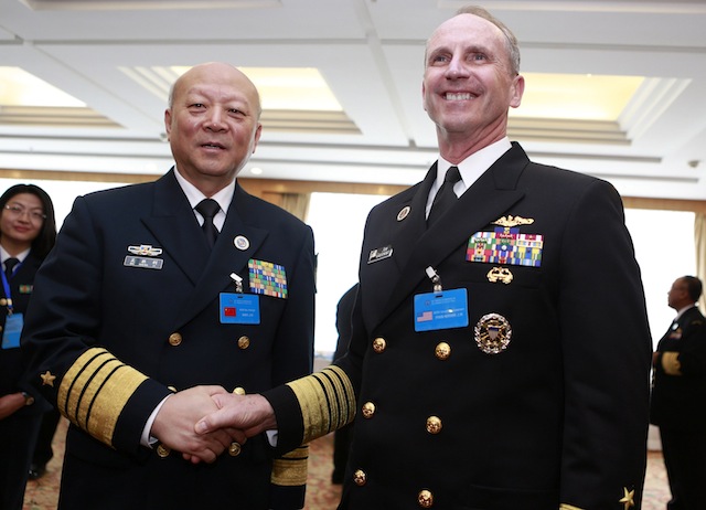 Tư lệnh Hải quân Trung Quốc Ngô Thắng Lợi (trái) và Tham mưu trưởng Hải quân Mỹ Jonathan Greenert - Ảnh minh họa: Reuters