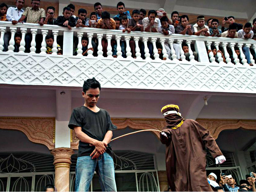 Ở tỉnh Aceh của Indonesia, những người có quan hệ đồng tính bị phát hiện sẽ bị phạt 100 roi - Ảnh: AFP