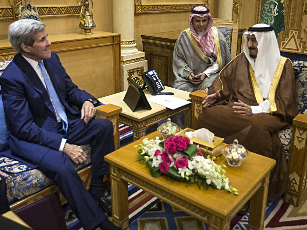 Ngoại trưởng Mỹ John Kerry và vua Salman của Ả Rập Xê Út - Ảnh: Reuters
