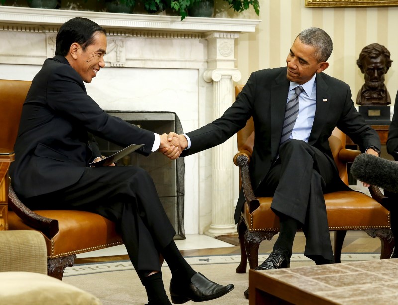 Tổng thống Indonesia rút ngắn chuyến công du nước Mỹ để về nước giải quyết tình trạng khói mù do đốt rừng gây ra - Ảnh: Reuters