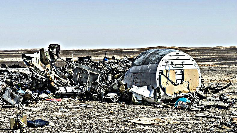 Mảnh vỡ máy bay hành khách Nga rơi tại Sinai, Ai Cập ngày 31.10 - Ảnh: AFP