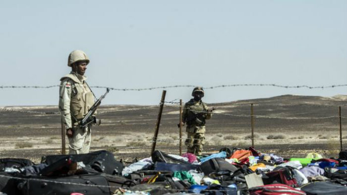 Binh lính Ai Cập đứng canh tại hiện trường máy bay rơi - Ảnh: AFP
