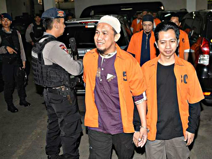 Những kẻ bị bắt vì nghi tham gia khủng bố ở Indonesia - Ảnh: AFP