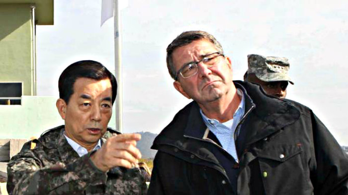 Bộ trưởng Quốc phòng Hàn Quốc Han Min-koo (trái) và Bộ trưởng Quốc phòng Mỹ Ashton Carter - Ảnh: AFP
