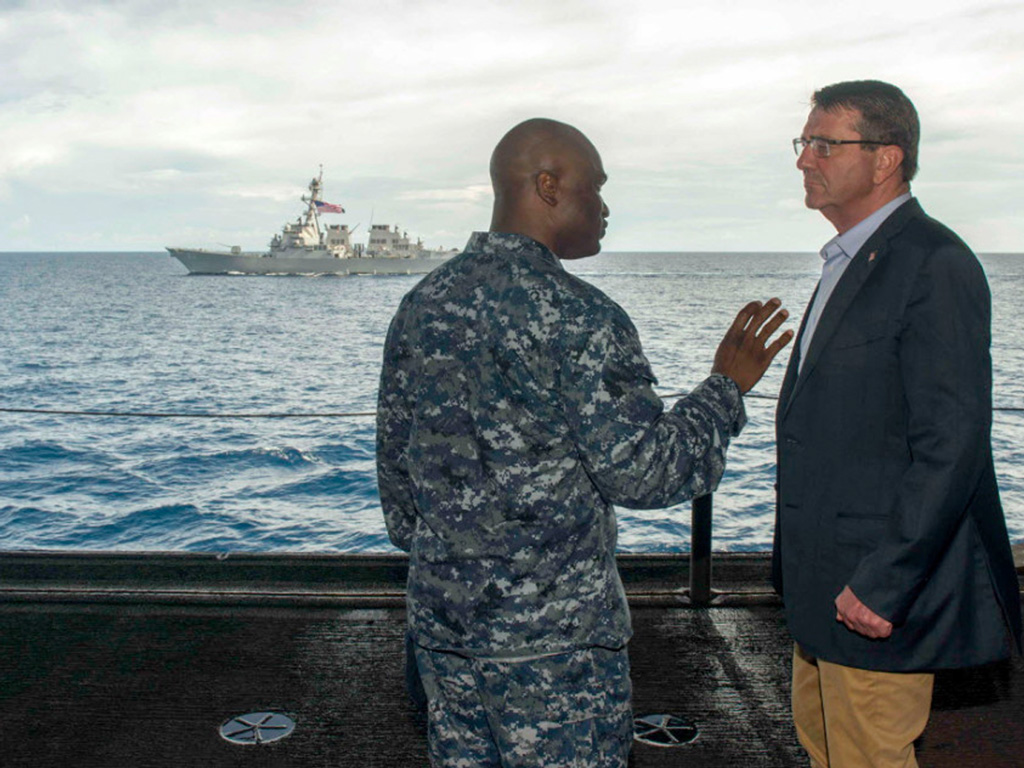 Chỉ huy tàu USS Lassen, Robert C. Francis (trái) nói chuyện với Bộ trưởng Quốc phòng Mỹ trên tàu sân bay USS Theodore Roosevelt của Mỹ ở phía nam Biển Đông ngày 5.11, phía trước là tàu khu trục USS Lassen - Ảnh: Reuters