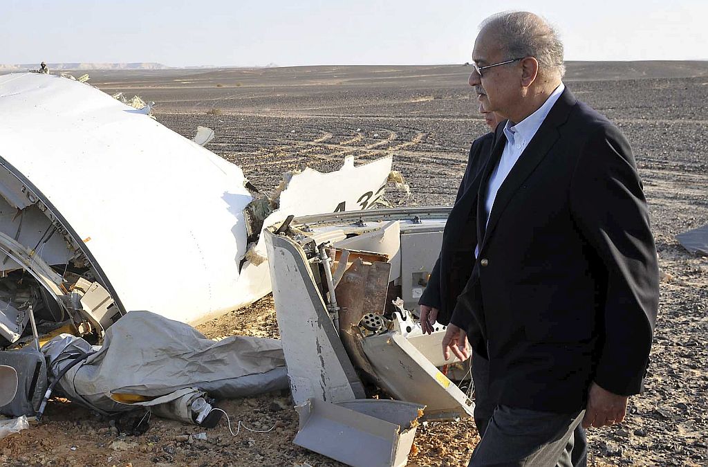 Hiện trường vụ máy bay Nga rơi ở Sinai, Ai Cập - Ảnh: Reuters