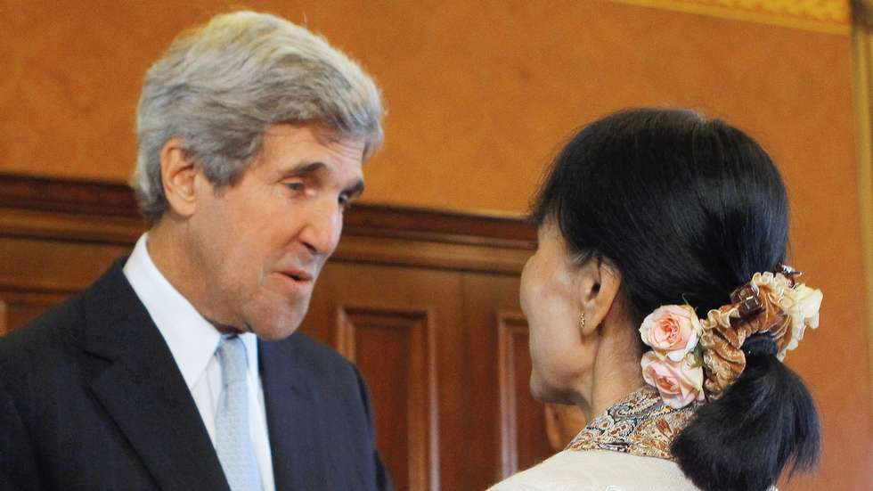 Ngoại trưởng Mỹ John Kerry gặp gỡ bà Aung San Suu Kyi - Ảnh: Reuters