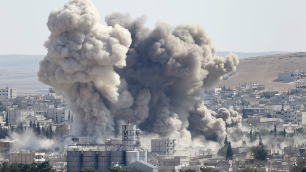Một đợt không kích của liên quân do Mỹ dẫn đầu xuống thị trấn chiến lược Kobani ở Syria - Ảnh: Reuters