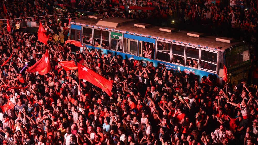 Người ủng hộ đảng NLD ăn mừng tối 9.11 sau khi đảng này có những chiến thắng đầu tiên trong cuộc bầu cử - Ảnh: AFP