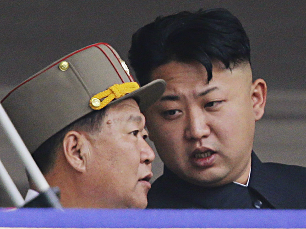 Ông Choe Ryong-hae (trái) bị ông Kim Jong-un đẩy đi cải tạo ở trường đảng - Ảnh: Reuters