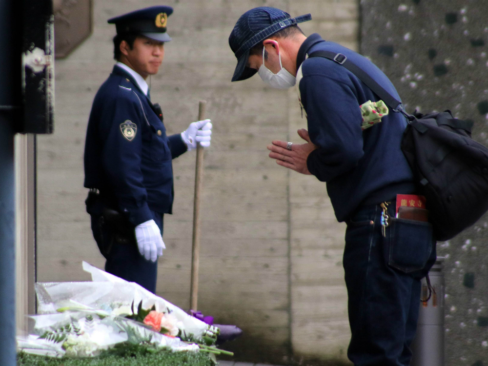 Người dân đặt hoa trước Đại sứ quán Pháp ở Tokyo để tưởng niệm nạn nhân của vụ khủng bố tại Paris - Ảnh: AFP