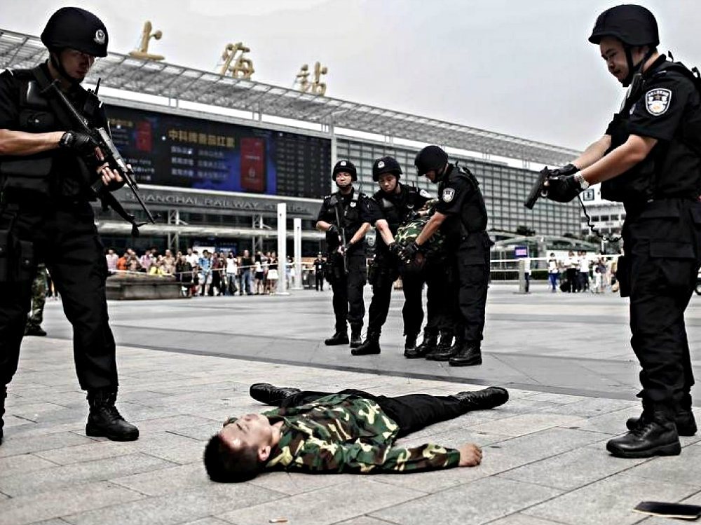 Diễn tập chống khủng bố ở Trung Quốc - Ảnh: Reuters