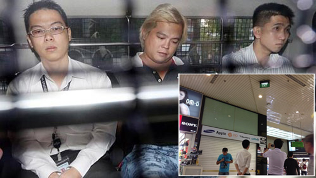Cảnh sát Singapore chở Jover Chew (giữa) đến tòa ngày 26.5.2015 - Ảnh chụp màn hình Straits Times. Ảnh nhỏ: Cửa hàng Mobile Air bị đóng cửa - Ảnh: Minh Hoàng