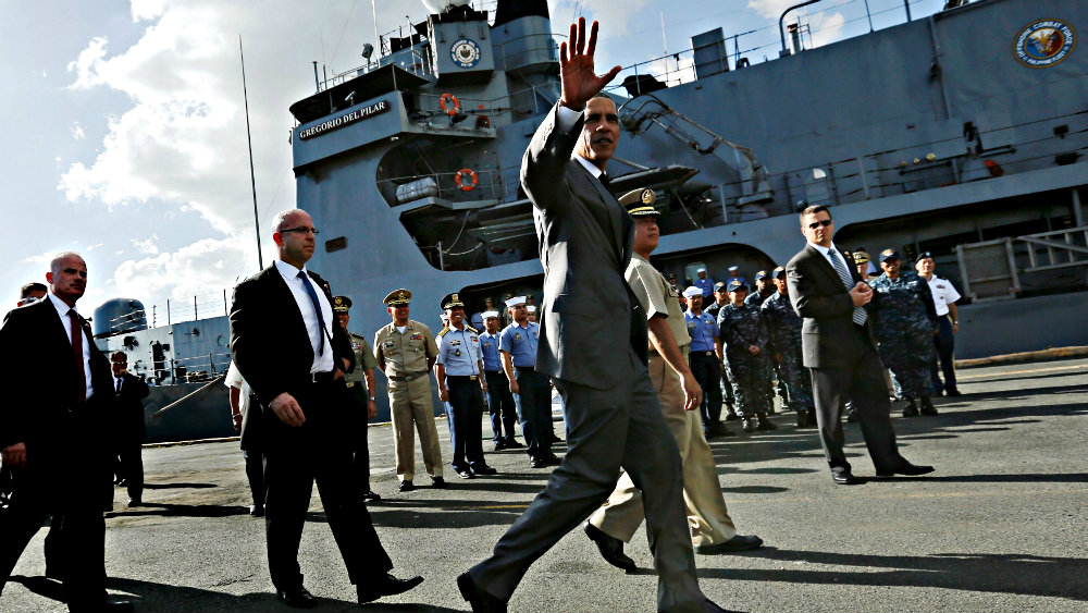 Tổng thống Obama tham quan tàu hải quân Philippines ngày 17.11 - Ảnh: Reuters