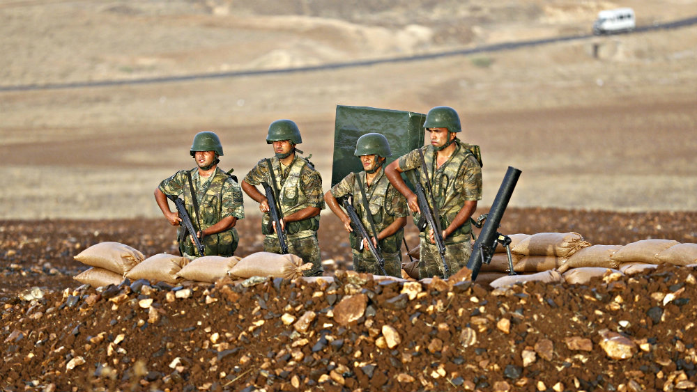 Lính Thổ Nhĩ Kỳ canh gác ở khu vực biên giới với Syria - Ảnh: Reuters