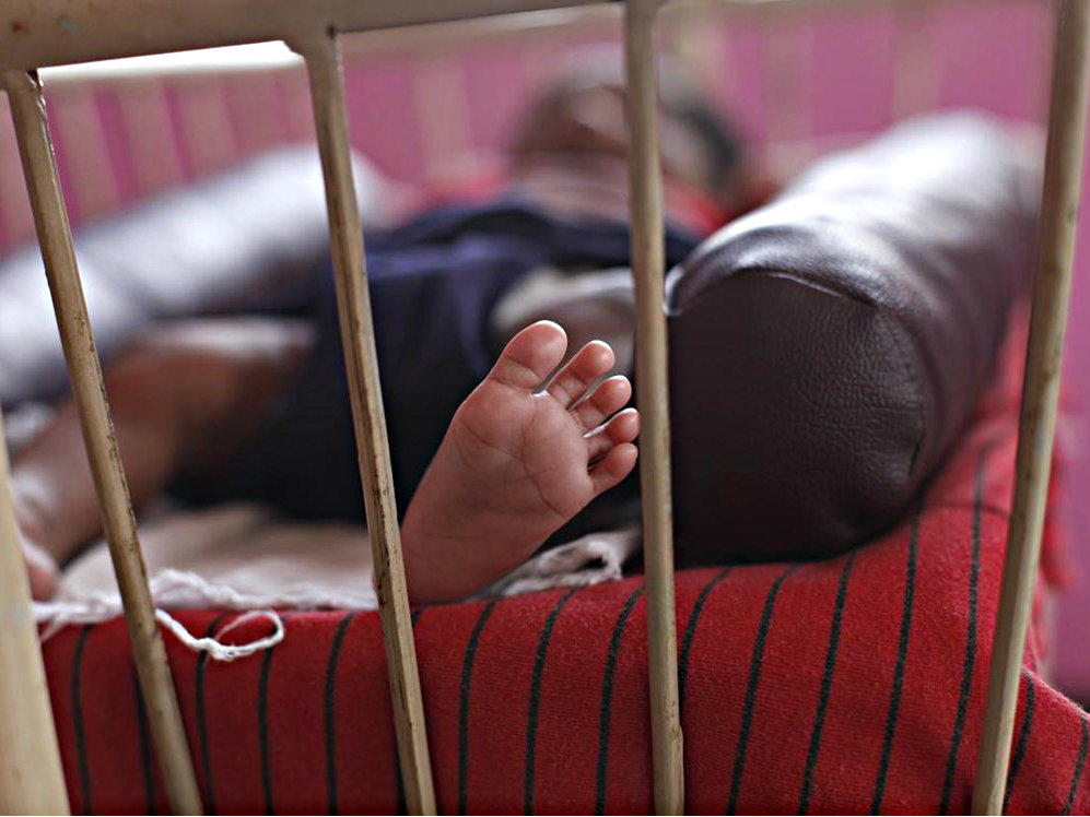 Bà ngoại chết, bé gái 15 tháng tuổi bị bỏ quên trong cũi nhiều ngày - Ảnh minh họa: Reuters