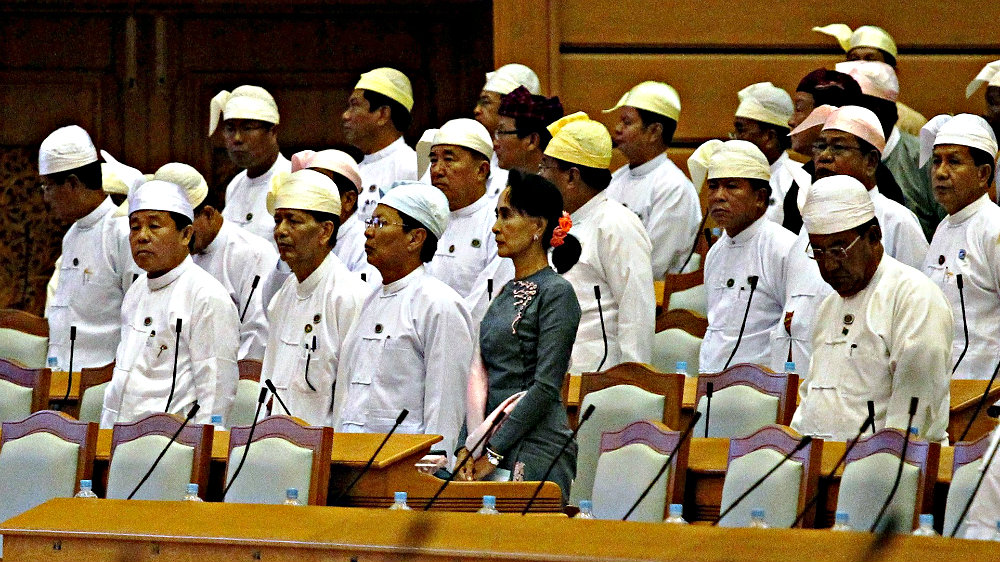 Ba Aung San Suu Kyi và các tân nghị sĩ của NLD trong một cuộc họp đầu tiên ở quốc hội - Ảnh: Reuters