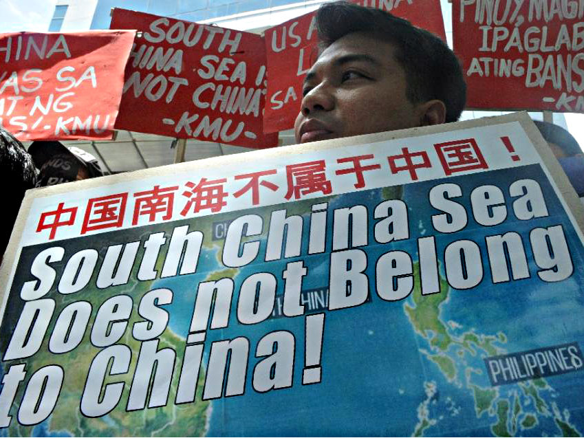 Người biểu tình trước Văn phòng Lãnh sự Trung Quốc tại quận tài chính Makati, ở Manila ngày 7.7.2015, phản đối Trung Quốc tuyên bố chủ quyền phi lý ở Biển Đông - Ảnh: AFP