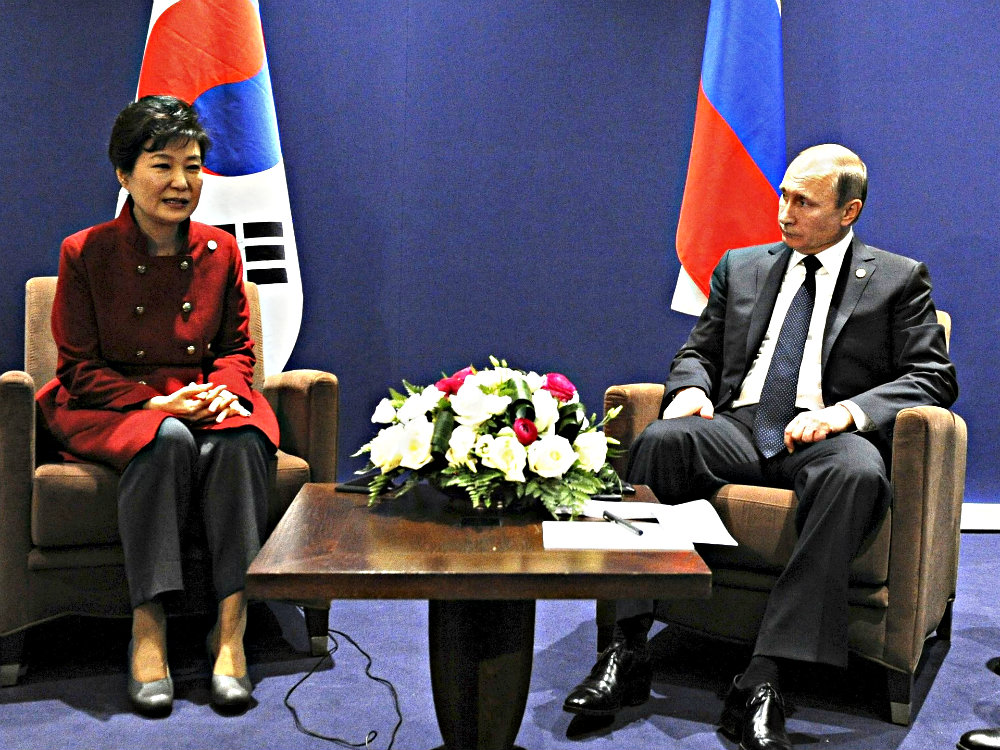 Tổng thống Hàn Quốc Park Geun-hye (trái) nhờTổng thống Nga Vladimir Putin can thiệp nối lại đàm phán hạt nhân Triều Tiên - Ảnh: Reuters