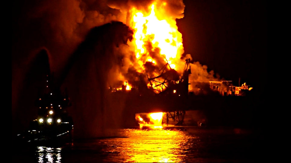 Dàn khoan của Azerbaijan trên biển Caspi bốc cháy làm 32 công nhân thiệt mạng - Ảnh chụp từ Youtube