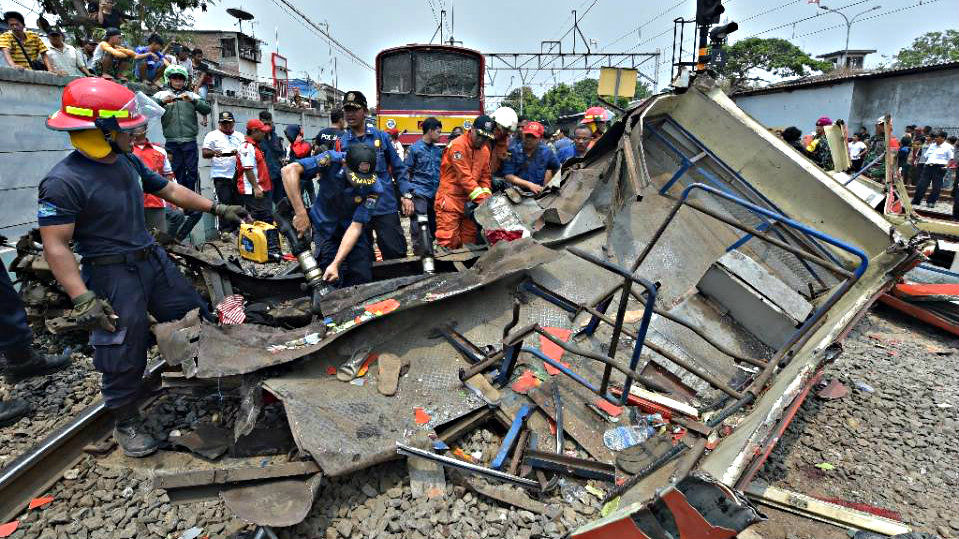 Tai nạn xe lửa thảm khốc ở thủ đô Indonesia, ít nhất 16 người thiệt mạng - Ảnh: AFP