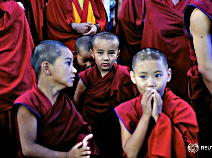 Theo Phật giáo Mật tông Tây Tạng, sau khi mất đi, linh hồn của các cao tăng sẽ được hóa thân tái sinh vào cơ thể của một đứa trẻ - Ảnh minh họa: Reuters