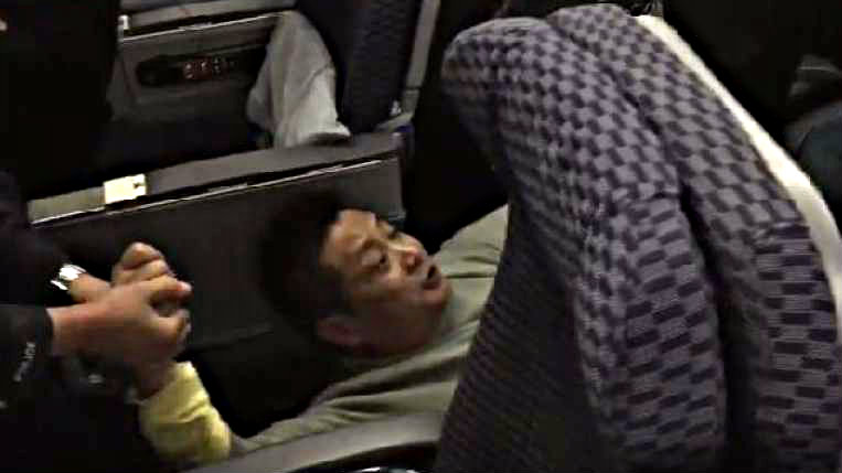 Ông Lu Yong bị lôi ra khỏi máy bay - Ảnh chụp từ YouTube