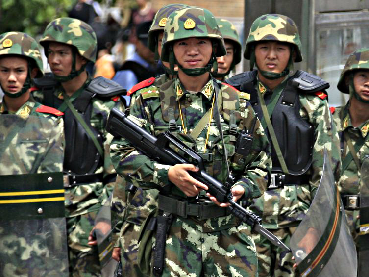 Lực lượng an ninh Trung Quốc ở Tân Cương - Ảnh: Reuters