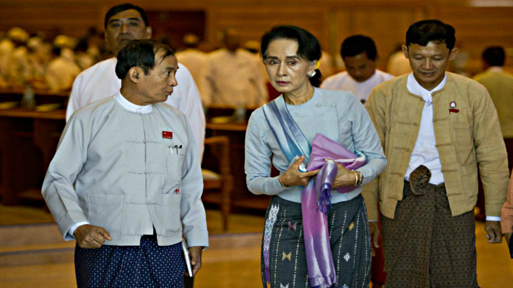 Bà Suu Kyi đưa các thành viên trong đảng học các khóa đào tạo về luật trước khi tham gia quốc hội - Ảnh: AFP