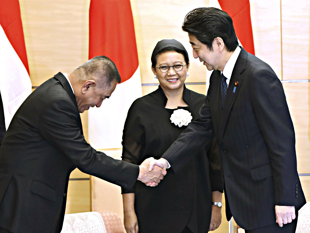 Thủ tướng Nhật Shinzo Abe (phải) tiếp Bộ trưởng Quốc phòng Indonesia Ryamizard Ryacudu ở Tokyo ngày 17.12 - Ảnh: Reuters