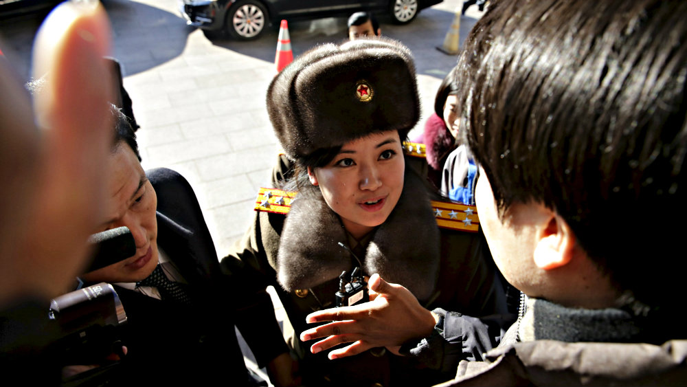 Lãnh đạo của ban nhạc nữ Moranbong trò chuyện với báo chí khi ở Bắc Kinh - Ảnh: Reuters