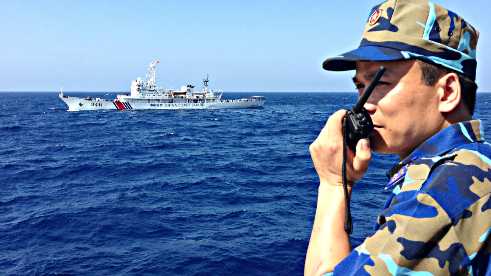 Cảnh sát biển Việt Nam canh giữ ở Biển Đông, phía trước là tàu hải cảnh của Trung Quốc - Ảnh: Bloomberg