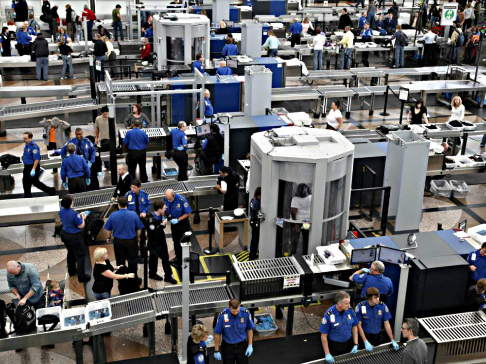 Khâu kiểm tra an ninh tại một sân bay Mỹ - Ảnh: Reuters