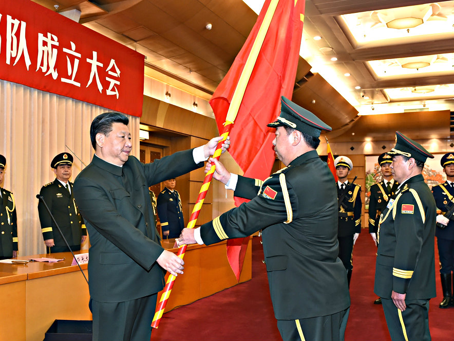 Chủ tịch Trung Quốc Tập Cận Bình trao cờ cho tân tư lệnh Bộ Tổng tư lệnh lục quân Lý Tác Thành - Ảnh: Bộ Quốc phòng Trung Quốc