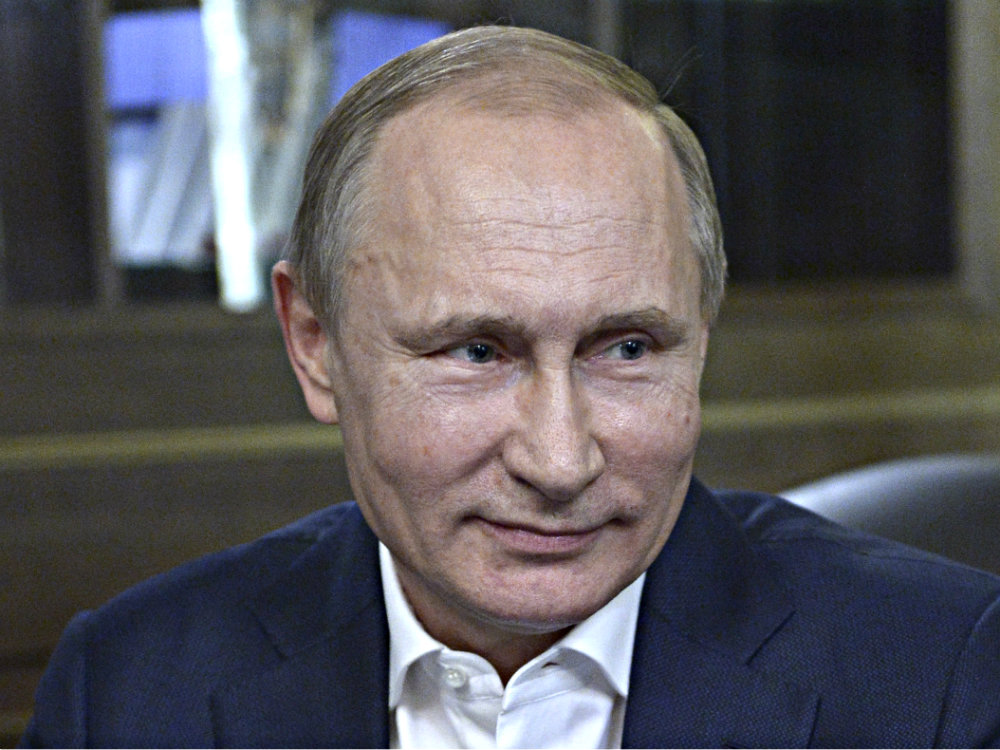 Tổng thống Nga Vladimir Putin thừa nhận cấm vận đã làm ảnh hưởng nghiêm trọng đến nước Nga - Ảnh: Reuters