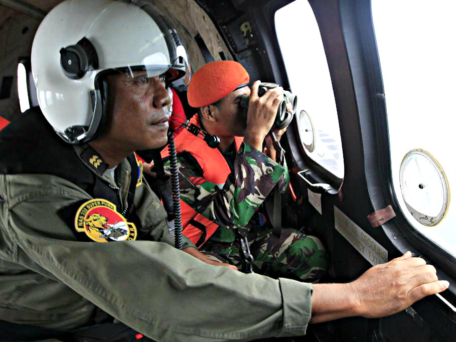 Máy bay Không quân Indonesia bay trinh sát trên biển - Ảnh: AFP