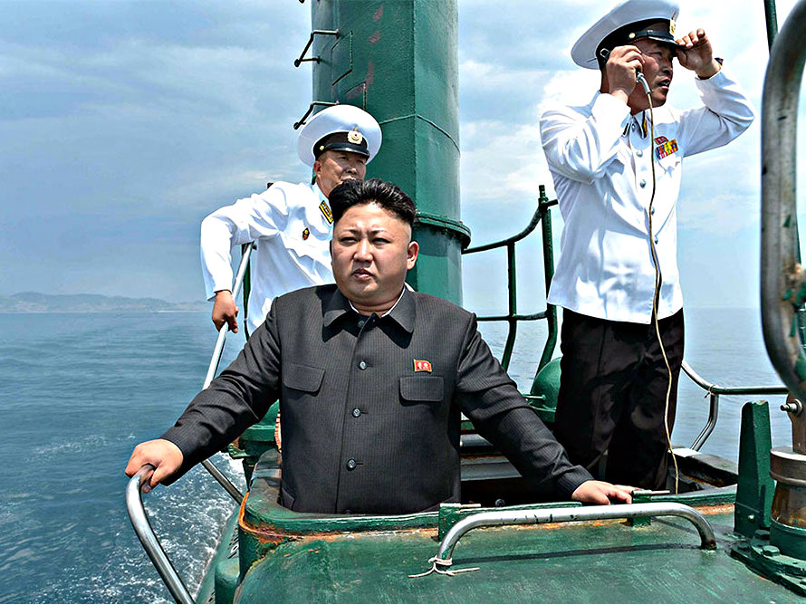 Ông Kim Jong-un trên một tàu ngầm của Triều Tiên - Ảnh: AFP