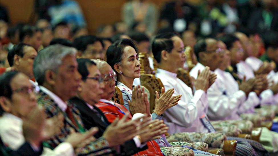 Bà Suu Kyi bên cạnh các thành viên của NLD - Ảnh: Reuters